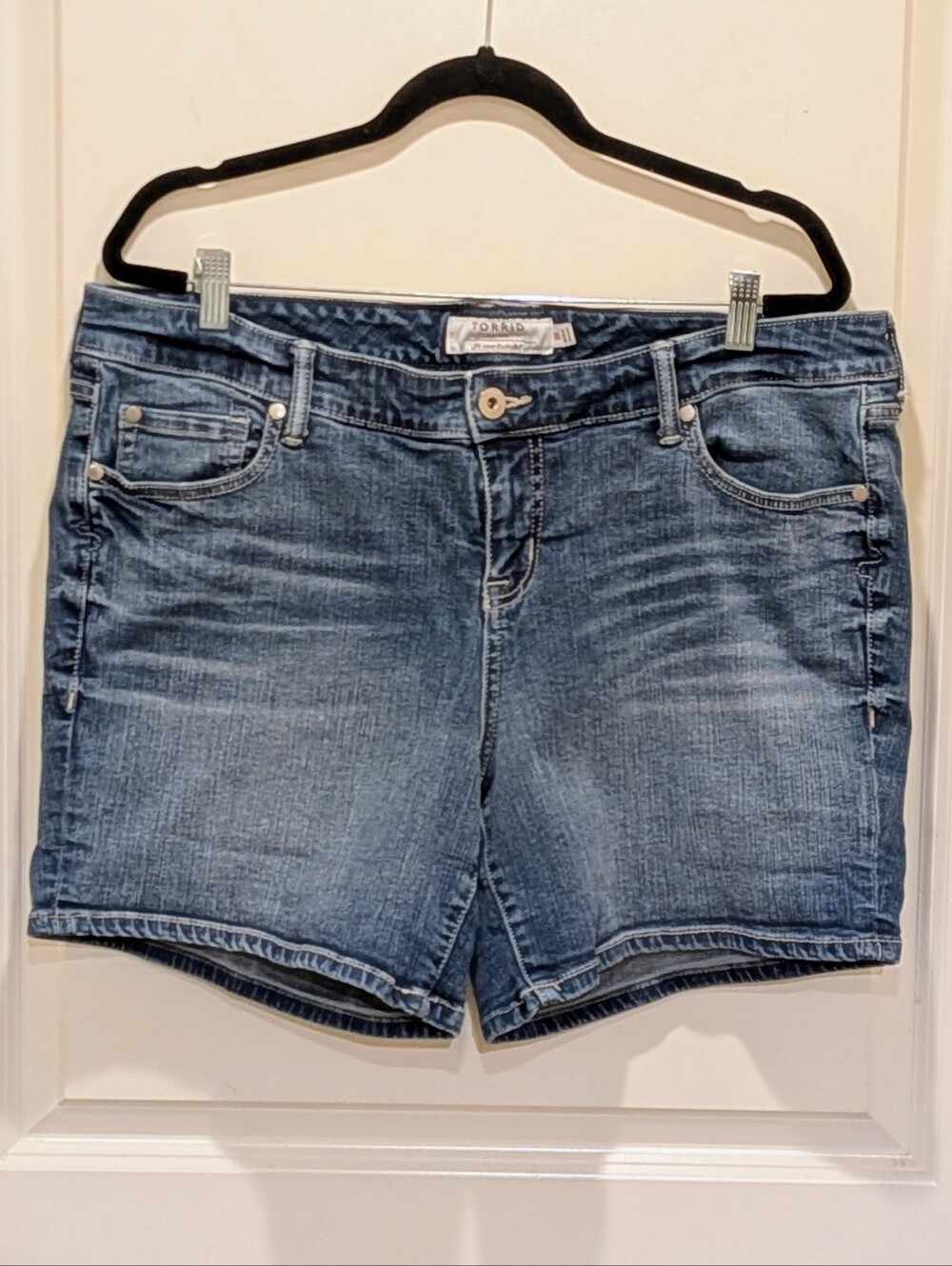 GUC Torrid Denim 18 Medium Wash Whiskered Stretch Cotton Blend Denim Mini Shorts